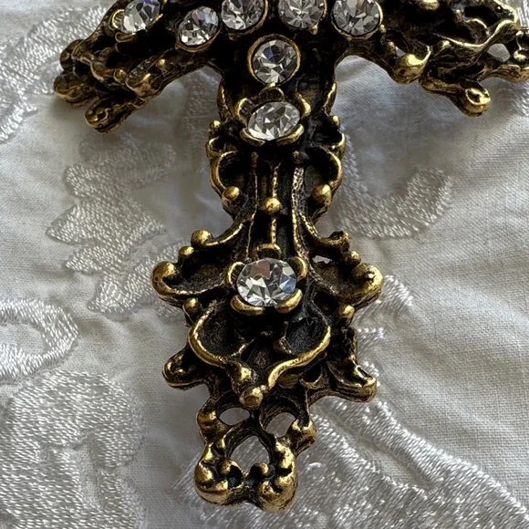 Vintage Style Gold and Diamond Cross Pendant - Picture 3 of 8